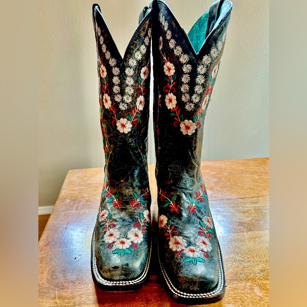Corral Boots - embroidered- low heel - great condition